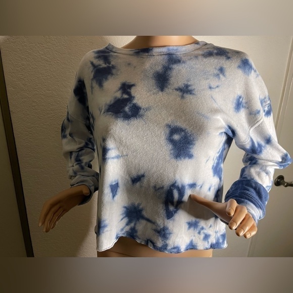 SPLENDID | NWT Blue Tie Dye Round Neck Long Sleeve Cropped Sweatshirt Size S - Picture 3 of 8